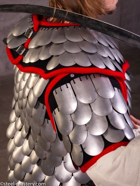 Scale spaulders, part of steel scale armor Gantelets et mitaines en écailles et mailles