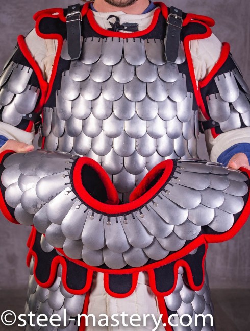 Scale pelerine, part of steel scale armor Armure de corps en écailles et plaques