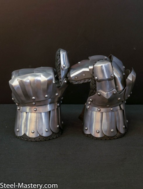SCA STEEL GAUNTLETS Scale and mail gauntlets and mittens