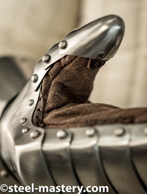 BATTLE PLATE GAUNTLETS Metal fingered and mitten gauntlets
