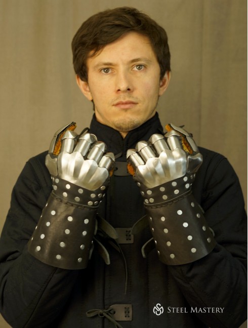 Visby brigandine gloves 