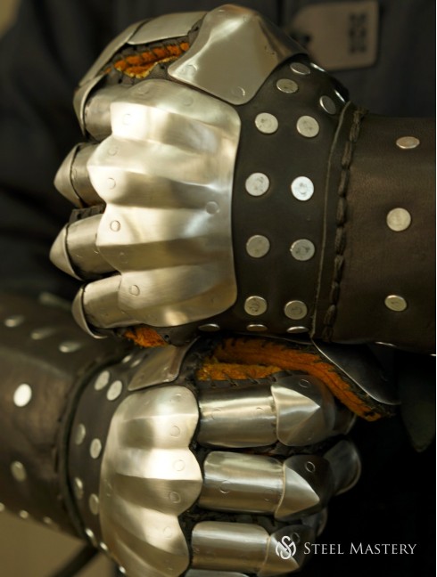 Visby brigandine gloves 