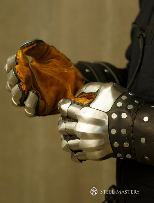 Visby brigandine gloves 
