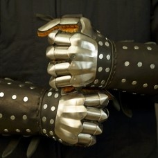 Visby brigandine gloves image-1