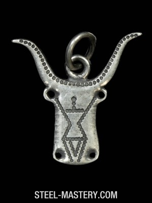 Female figure on the bull's head Pendants