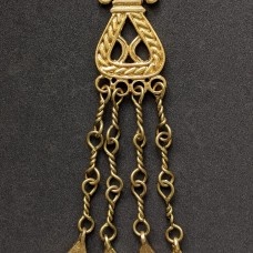Susurrous pendants with duck feet image-1