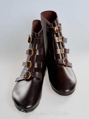 High boots with buckles, 15th century Pied