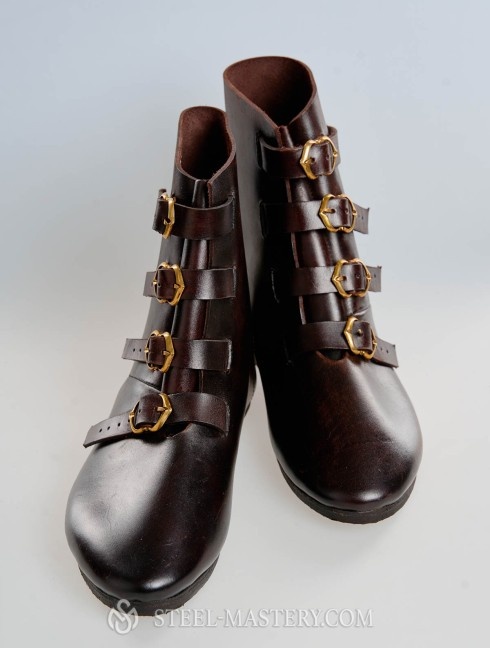 High boots with buckles, 15th century Pied