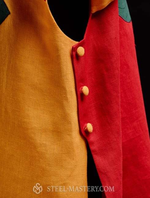 Half-colored tabard with green leaves Mittelalterliche Kleidung