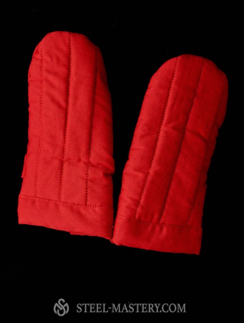 Padded mittens in red color 