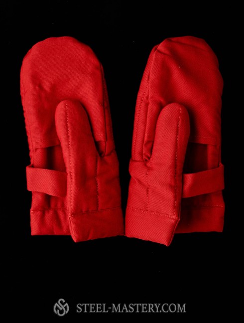 Padded mittens in red color 
