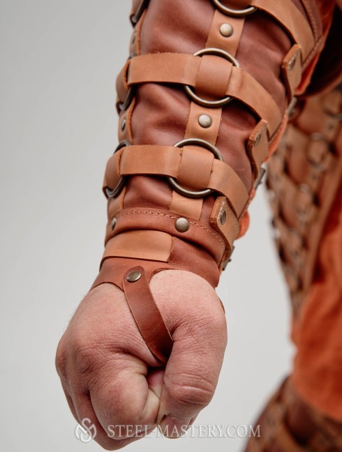 Bracers with rings and leather straps Categorías antiguas
