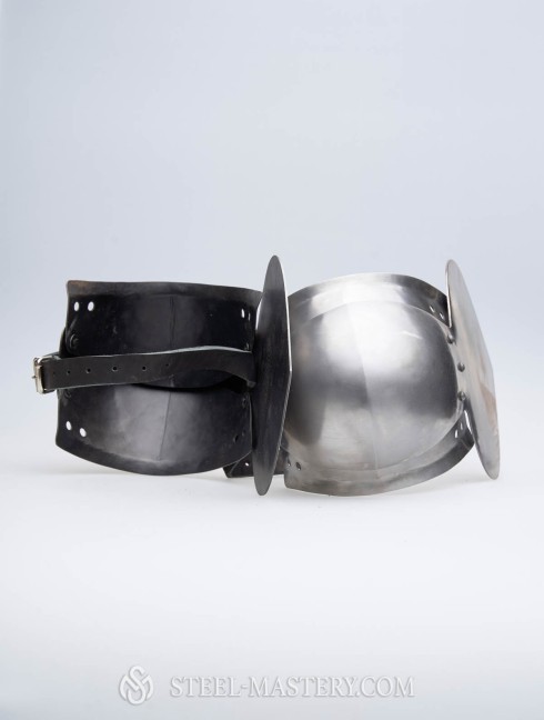 Plate knee caps as a part of brigandine legs  Pronte per essere spedite