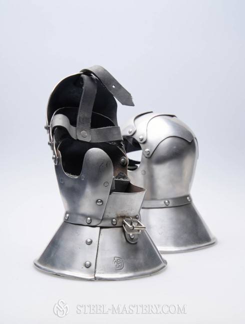 Steel medieval mittens 