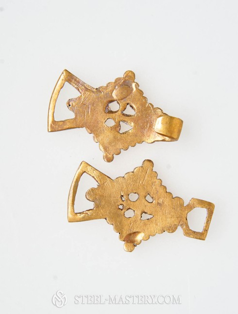 Early post-medieval hooked-clasp, England  Bottoni, ganci, spilli
