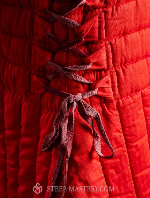 Red women’s gambeson, L-size Armadura acolchada preparada