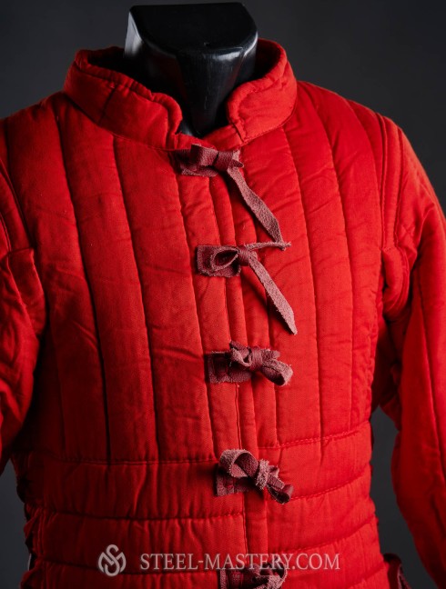 Red women’s gambeson, L-size Armadura acolchada preparada