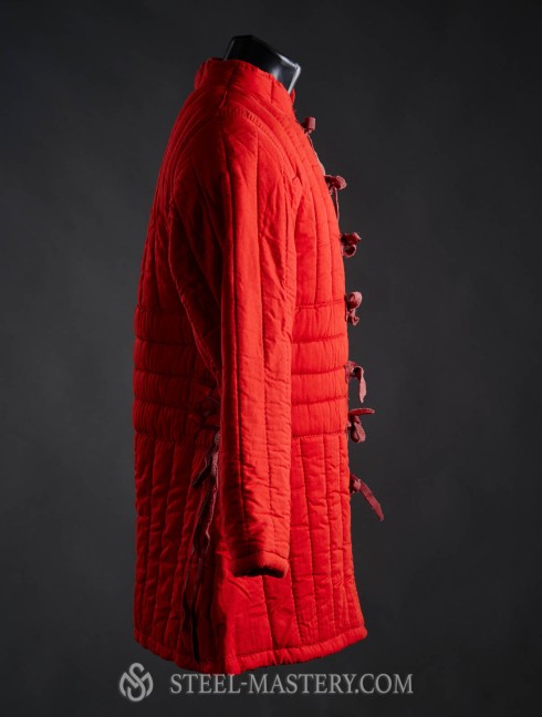 Red women’s gambeson, L-size Armadura acolchada preparada