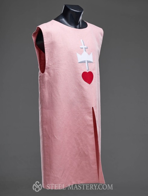 Knight linen tabard  with an crown, creas and red heart.  Categorías antiguas