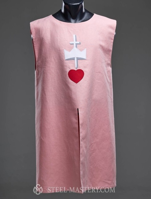 Knight linen tabard  with an crown, creas and red heart.  Categorías antiguas