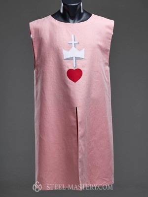 Knight linen tabard with an crown, crest and red heart. 