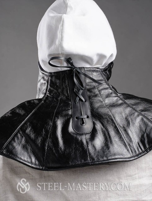 Leather padded aventail with back lacing Coiffes de mailles et camails