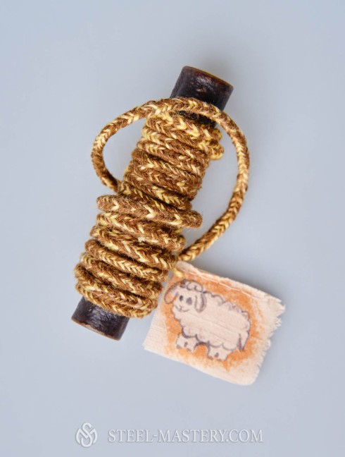 Light-brown lacing cord Categorías antiguas