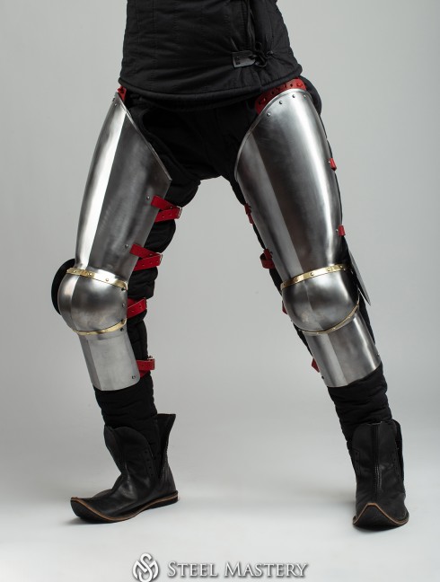 Full plate legs of the XIV-XV centuries, a part of Churburg style armor Armadura de placas