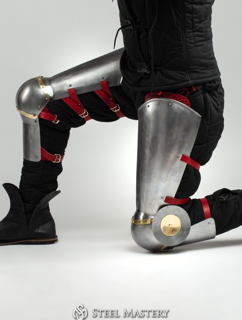 Full plate legs of the XIV-XV centuries, a part of Churburg style armor Armure de plaques