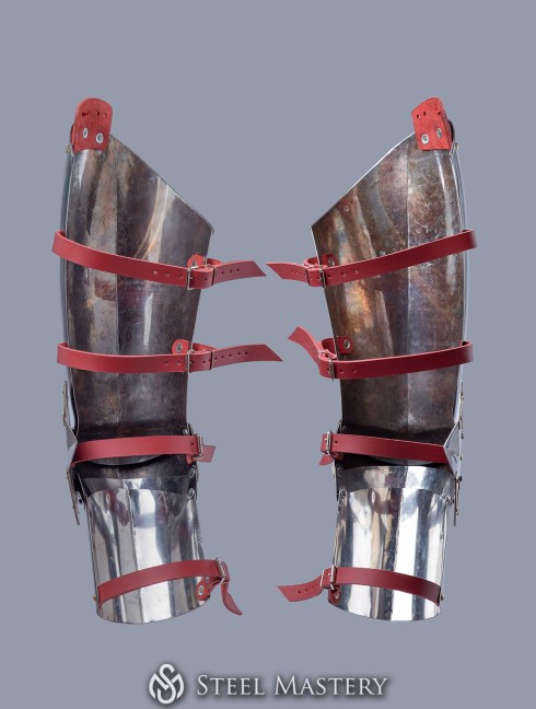 Full plate legs of the XIV-XV centuries, a part of Churburg style armor Armure de plaques
