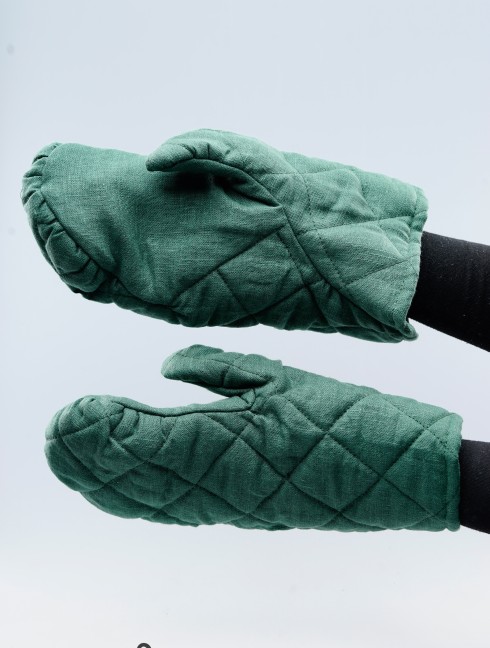 Padded black linen mittens  Armures gambisonnées prêtes-à-porter