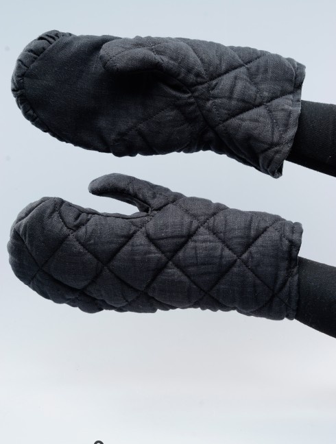 Padded black linen mittens  Armures gambisonnées prêtes-à-porter