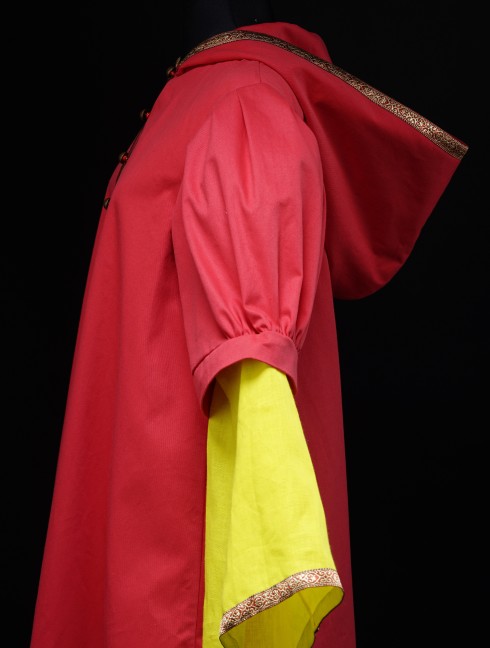 Medieval costume with dress and coat Categorías antiguas