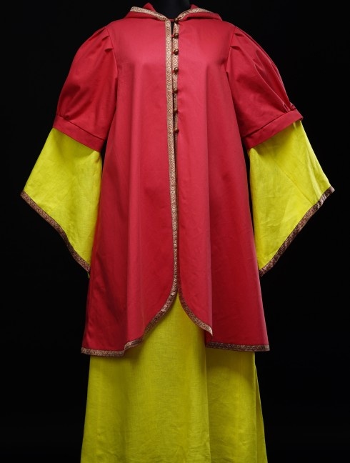 Medieval costume with dress and coat Categorías antiguas