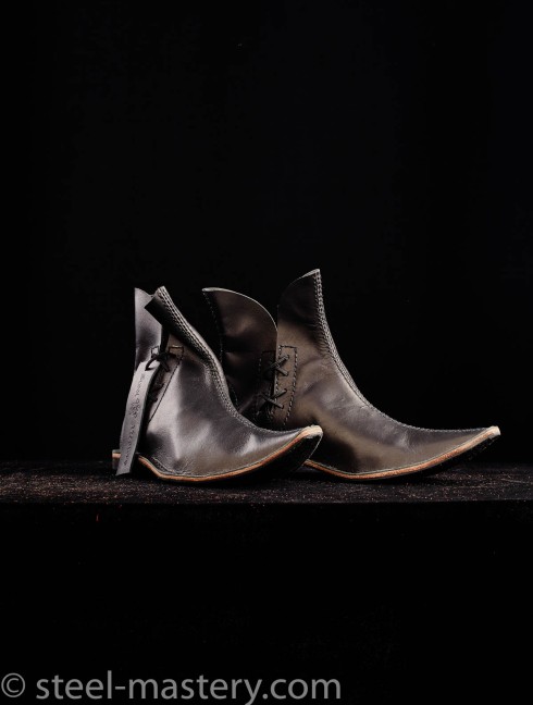 Black Poulaines Versandfertig