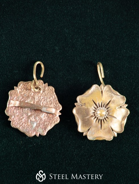 Twin mantle clasp in the form of roses 1380-1800 Categorías antiguas