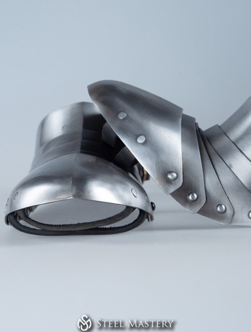 Milanese blunt toe sabatons, 1450-1485 years.  Armure de plaques