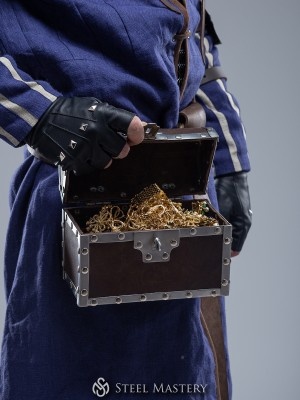 Vernon Roche's treasure chest (world of "The Witcher 3: Wild Hunt)