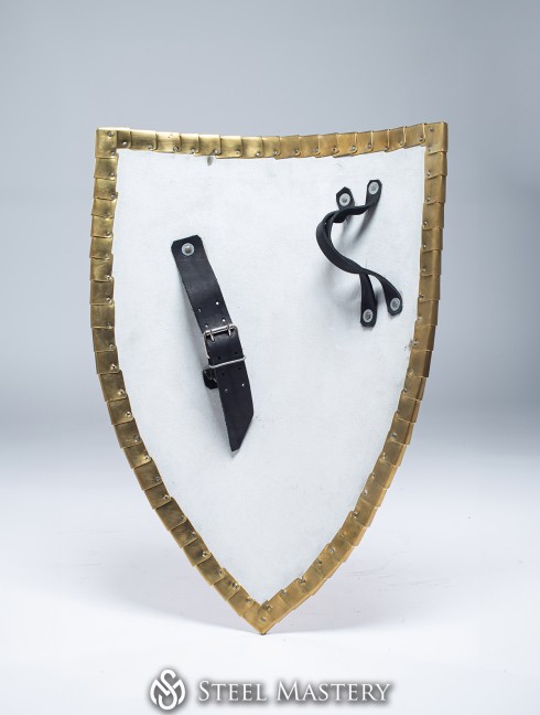 Triangle wooden shield with brass plates edge Plattenrüstungen