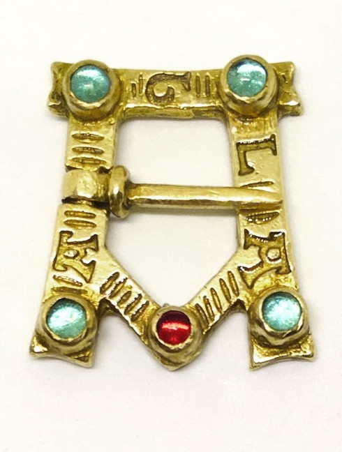 A-shaped brooch with glass gems 1 pc Anciennes catégories