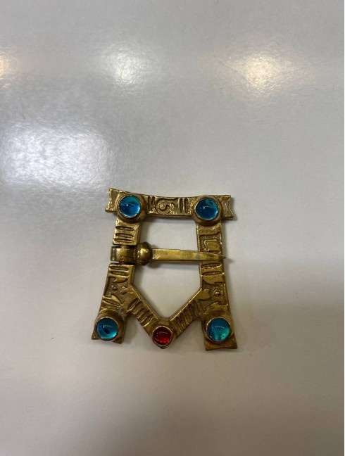 A-shaped brooch with glass gems 1 pc Categorías antiguas