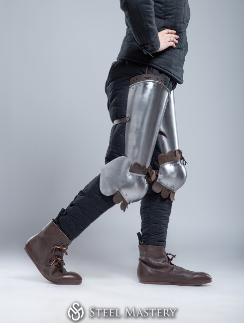 Plate thigh and knee protection with leather decoration Plate armor
