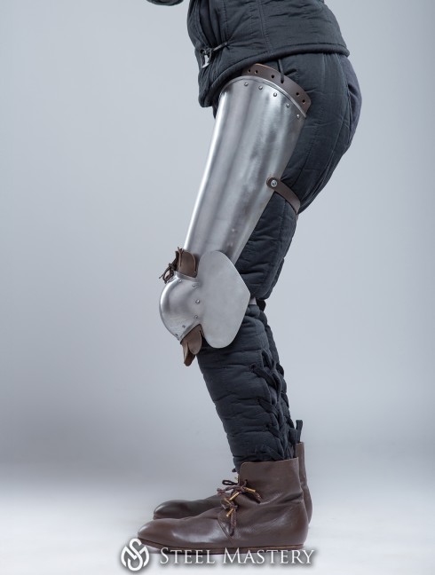 Plate thigh and knee protection with leather decoration Plattenrüstungen