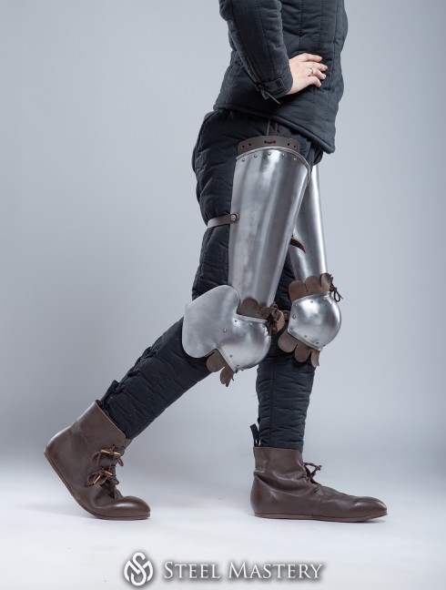 Plate thigh and knee protection with leather decoration Plattenrüstungen