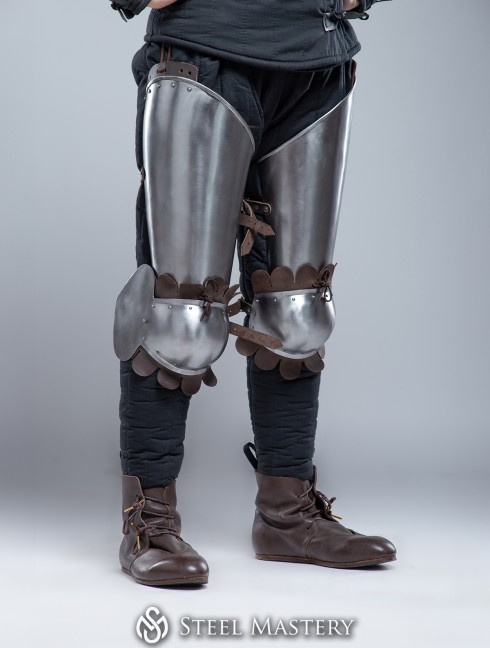 Plate thigh and knee protection with leather decoration Plattenrüstungen