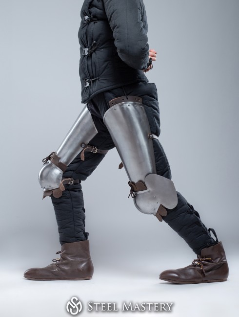 Plate thigh and knee protection with leather decoration Plattenrüstungen