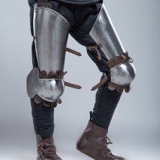 Plate thigh and knee protection with leather decoration image-1