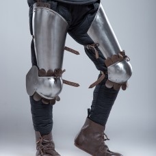 Plate thigh and knee protection with leather decoration image-1