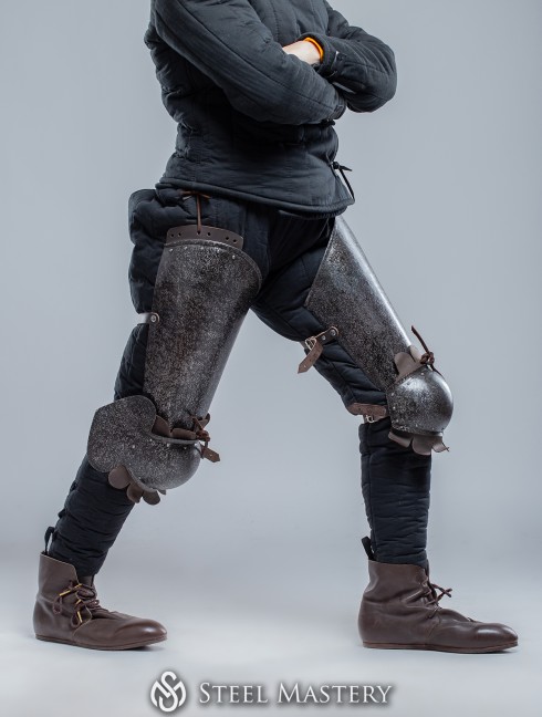 Thigh and knee protection hardened steel with blackened hammered finish  Pronte per essere spedite