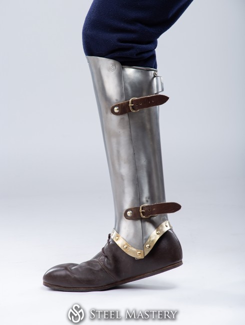 Titanium greaves with brass decoration Fertige Polsterrüstungen